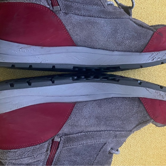 UGG Kids Boots - Gray with Red Accents - Picture 9 of 9